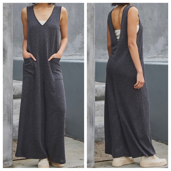 V-neck Jumpsuit With Front Pockets - Picture 3 of 4